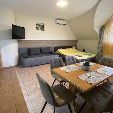 Kuenszler Apartmanhaz Zamárdi Екстериор снимка